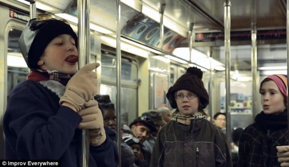 Enfants dans le métro